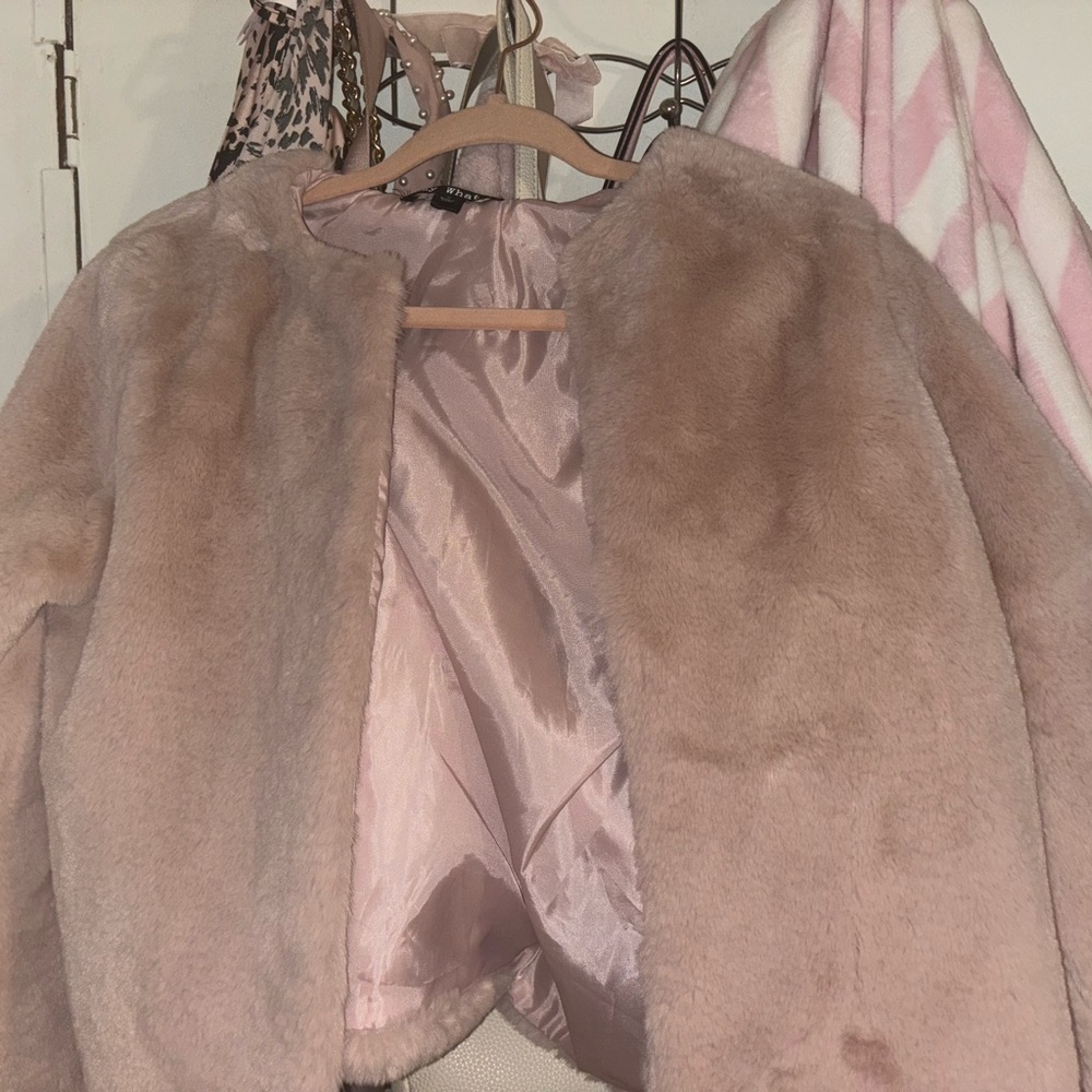 Elegant Faux Fur Jacket in Soft Pink